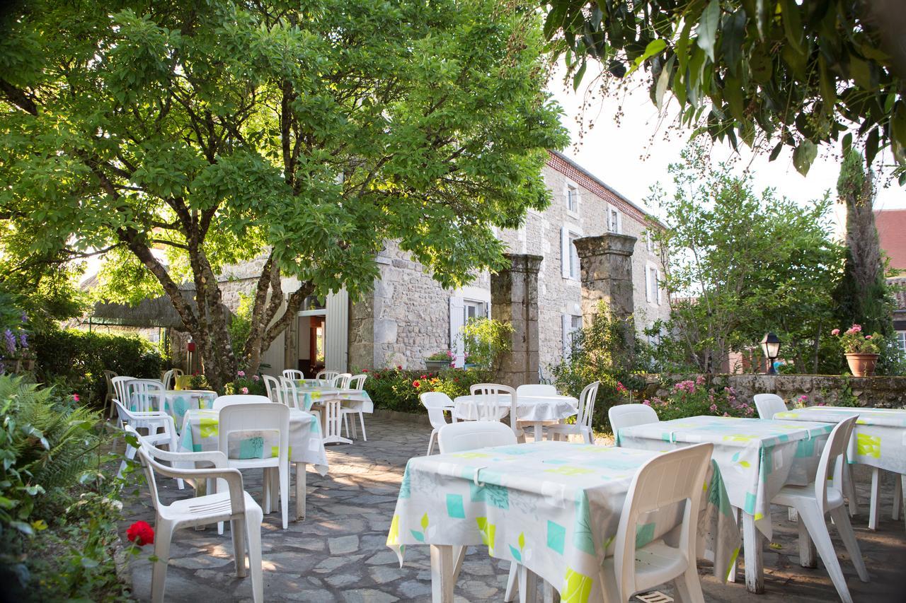 Hotel Restaurant Le Sully Saint-Saud-Lacoussière Buitenkant foto